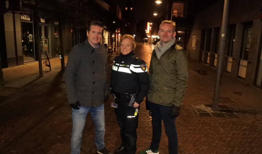 Bart Lavrijsen (VVD), wijkagent Linda 't Wout en wethouder Nanning Mol. Foto: VVD Voorschoten