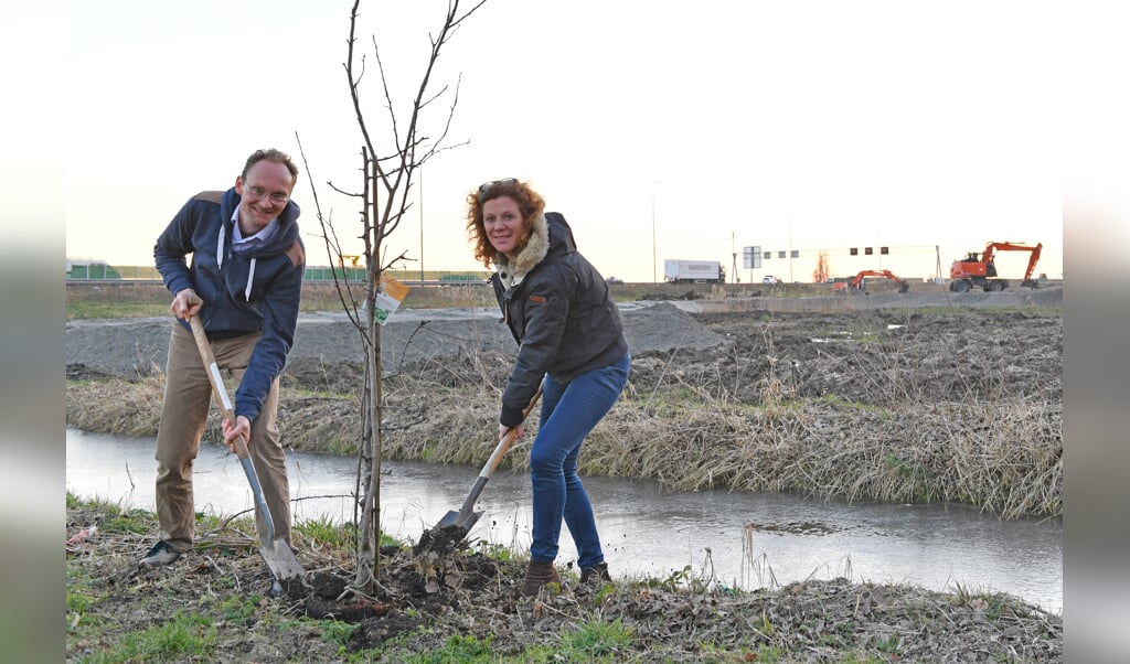 Sjoerd van den Dool (VVD) en Esmée van Herk (CDA) willen dat de provincie het beloofde geluidsscherm en herbeplanting nu snel realiseert. Foto: PR