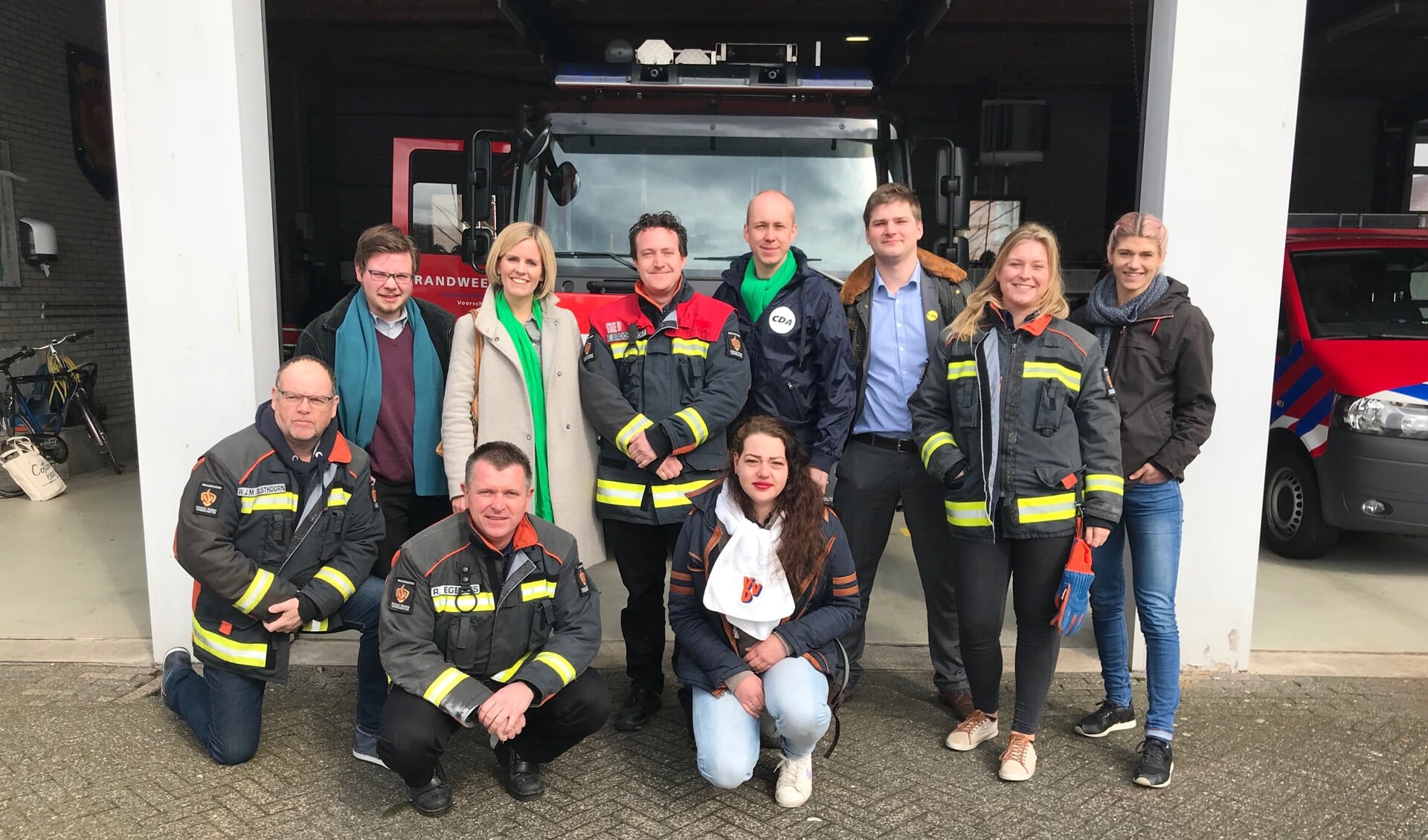 Van links naar rechts en van onder naar boven: Hubert Mooiman (PvdA), Saskia Boom (D66), Edwin Brooshooft (brandweerman) Simon Bremmer (CDA), Joost van Eysden (ONS), Marloes Bos (brandweervrouw), Daphne van Es (GroenLinks), Willem Olsthoorn (brandweerman), Remco Egberts (brandweerman) en Martine Zoun (VVD).