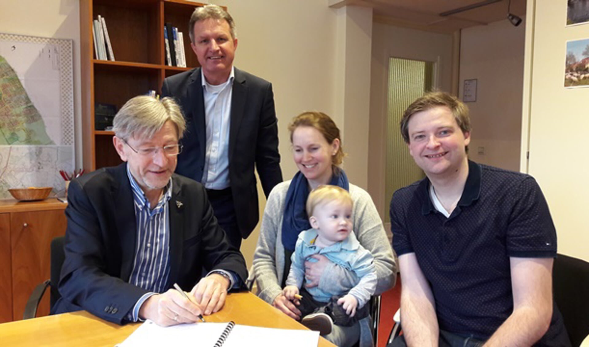 Vlnr: wethouder Hans Rasch, Peter van der Knaap (makelaar van WLTM) en eigenaren mevrouw Vermeulen en de heer Huisman. Foto: gemeente Voorschoten