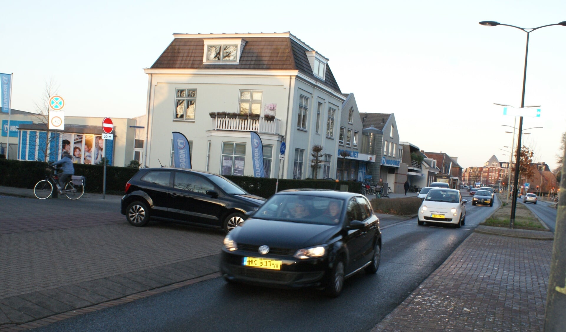De weg is gewoon te smal om al het verkeer te verwerken, vinden inwoners over de kruising Veurseweg/Papelaan. Foto: VSK