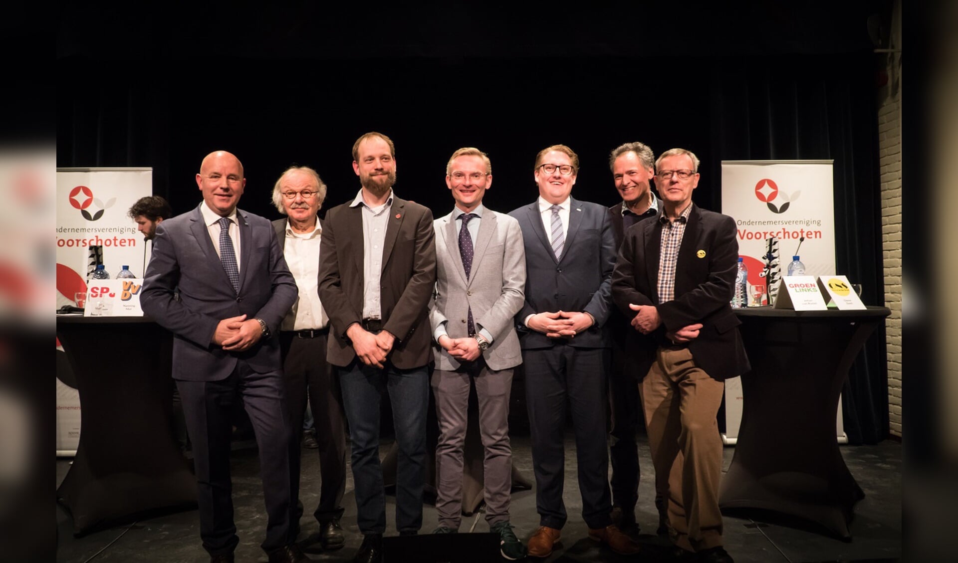 De zeven lijsttrekkers na afloop van het debat (v.l.n.r.): René Zoetemelk (CDA), Ad de Graaf (PVDA), Erik Maassen (SP), Nanning Mol (VVD), Adriaan Andringa (D66), Johan van Rixtel (GroenLinks) en Glenn Zeelt (ONS). Foto: Jasper Suijten
