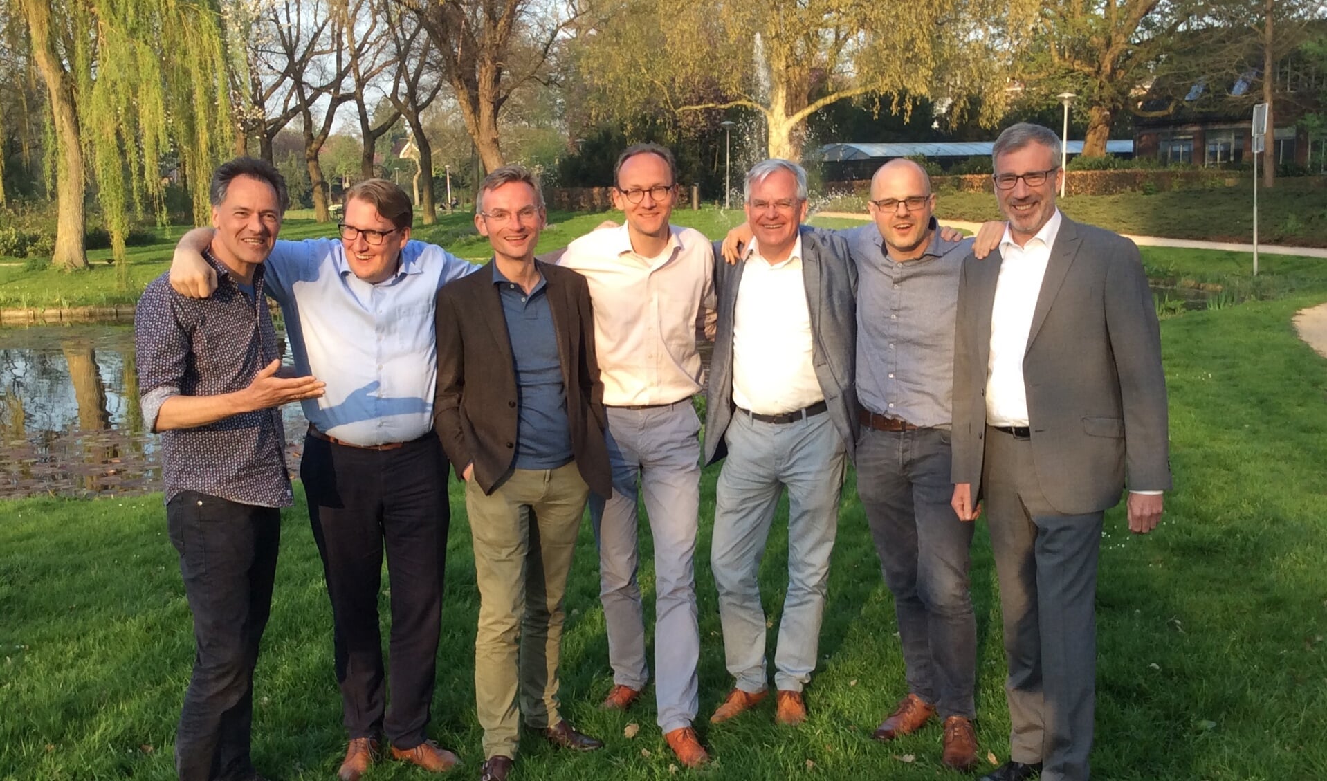 Op de foto  Johan van Rixtel (GroenLinks), Adriaan Andringa (D66), Nanning Mol (VDD), Sjoerd van den Dool (VDD), Marcel Cramwinkel (D66), Albert Deuzeman (GroenLinks), Pieter Heiliegers (formateur).