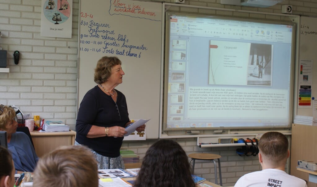 Mieke Beishuizen-Van der Laan vertelde haar geschiedenis aan groep 8 van de Gevers Deynootschool. Foto: VSK