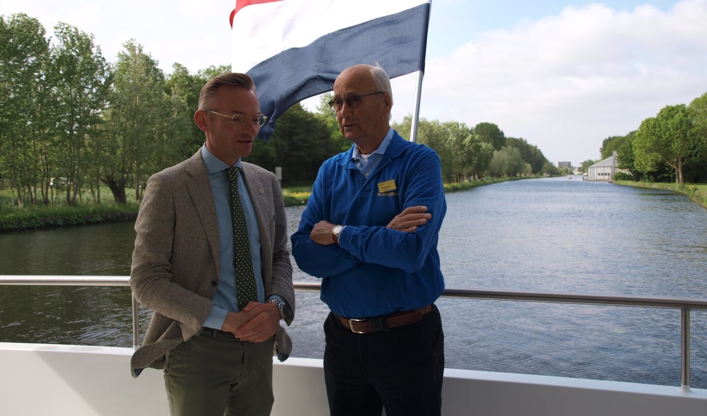 Wethouder Mol en de voorzitter van De Zonnebloem Voorschoten, Rob van Gelder