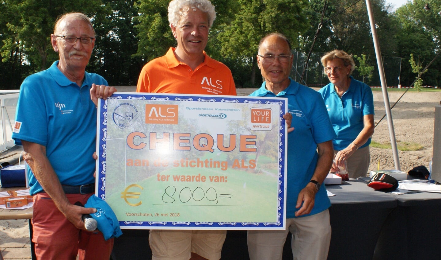 Gorrit Jan Blok, direkteur van de ALS Stichting,  blij met de fantastische opbrengst van de Voorschoten Open. Foto: Vsk