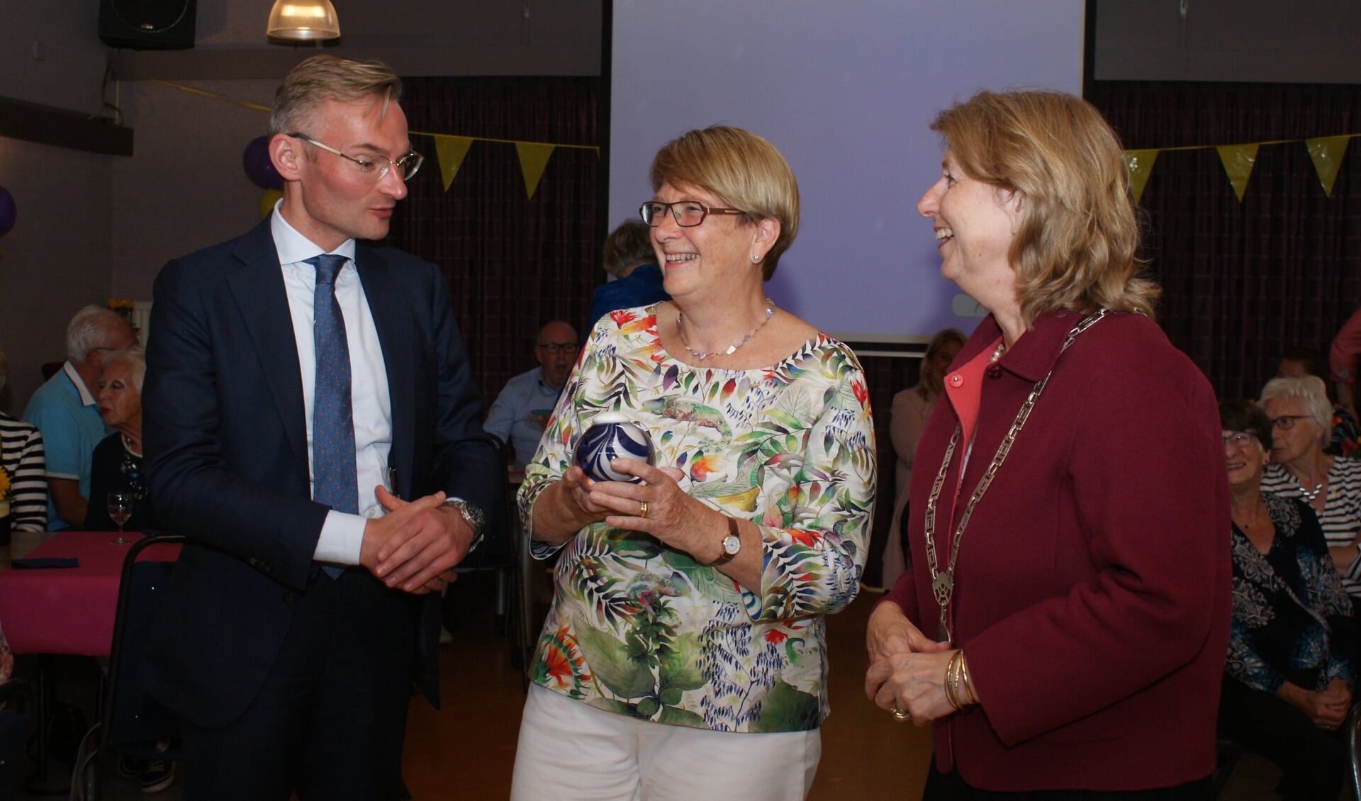 Wethouder Mol, Marga Faassen en burgemeester Bouvy-Koene. Foto: VSK