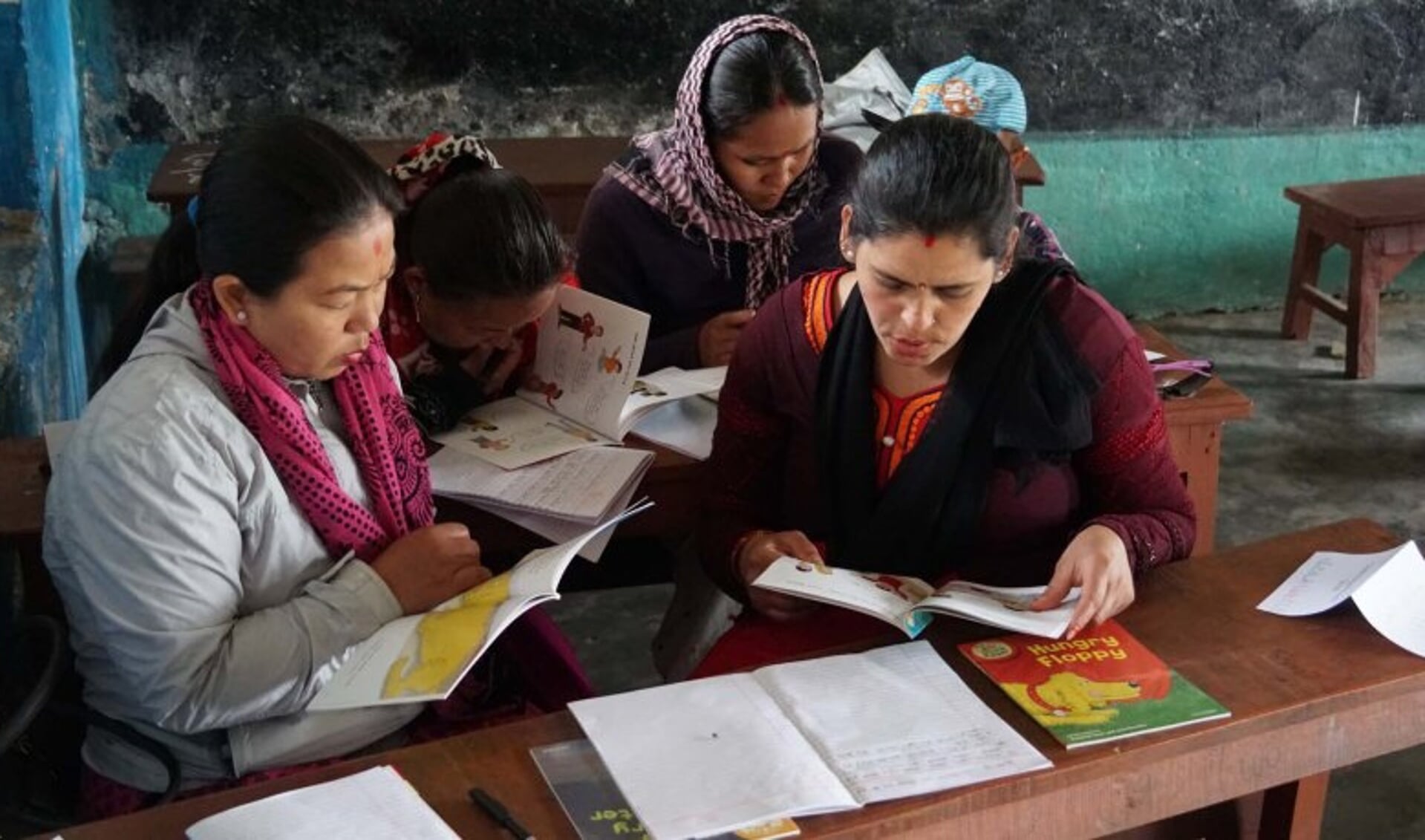De Nepalese leerkrachten genieten van de Engelstalige boeken. Engels is de voertaal in het bedrijfsleven en op kostscholen, maar op het platte land lopen de scholen achter. Foto: pr