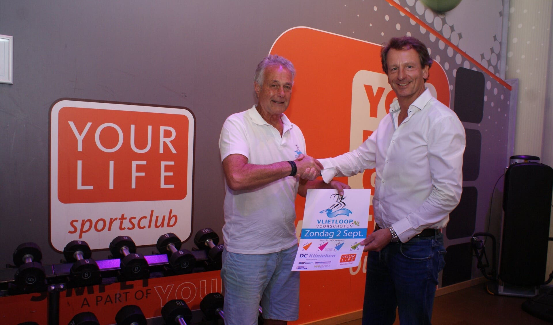 Robert Laan (l) van de Vlietloop en Robert Steijn van Your Life, tekenden afgelopen dinsdag het sponsorcontract. Foto: VSK