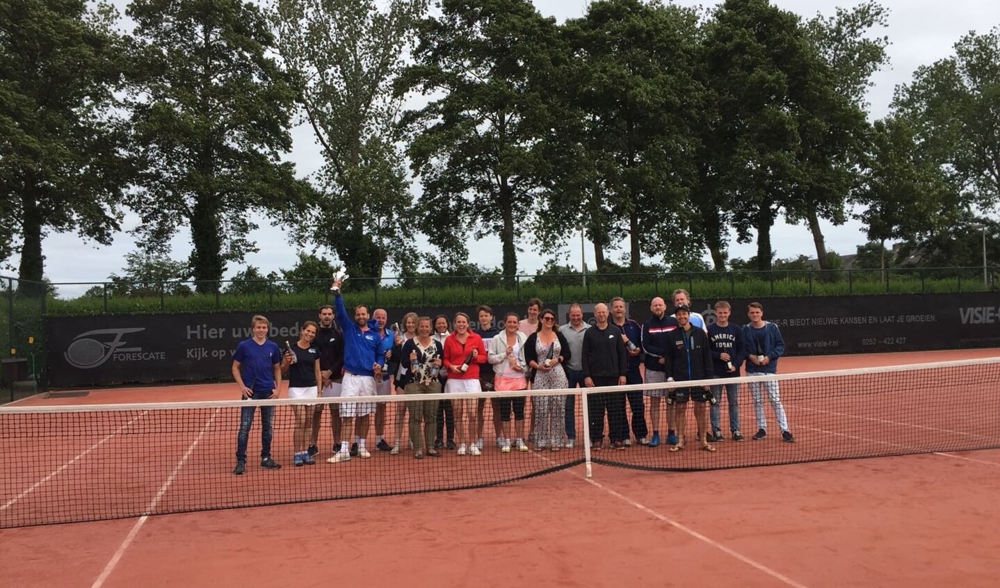 De clubkampioenen in de verschillende categorieën, links met beker Thijs Breedveld. Foto: PR 