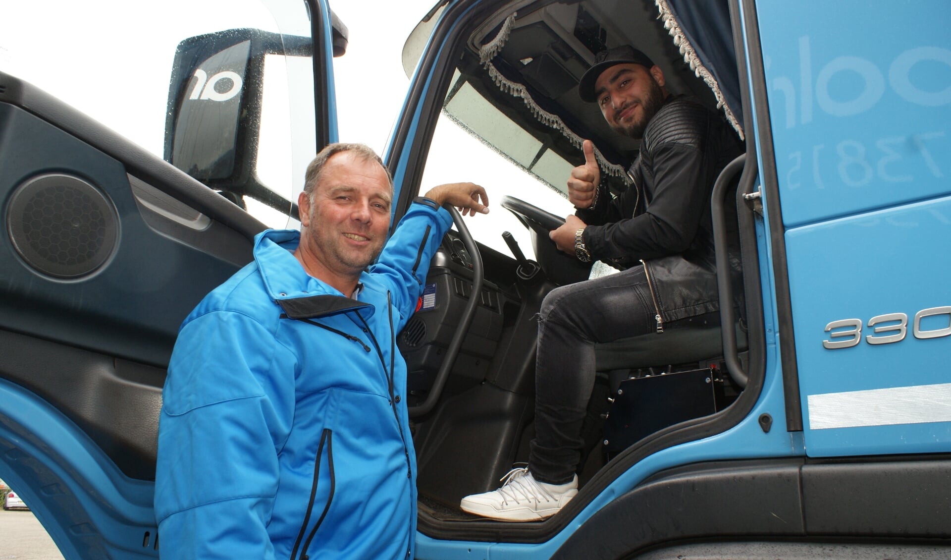 Norbert van Alphen van Duivenvoorde Transport geeft Majid instructie. Laatstgenoemde wil graag vrachtwagenchauffeur worden. Foto: VSK