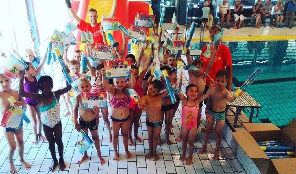 Afgelopen vrijdag behaalden deze 25 kids hun A-,B- of C-diploma in Zwembad Het Wedde. Foto: PR