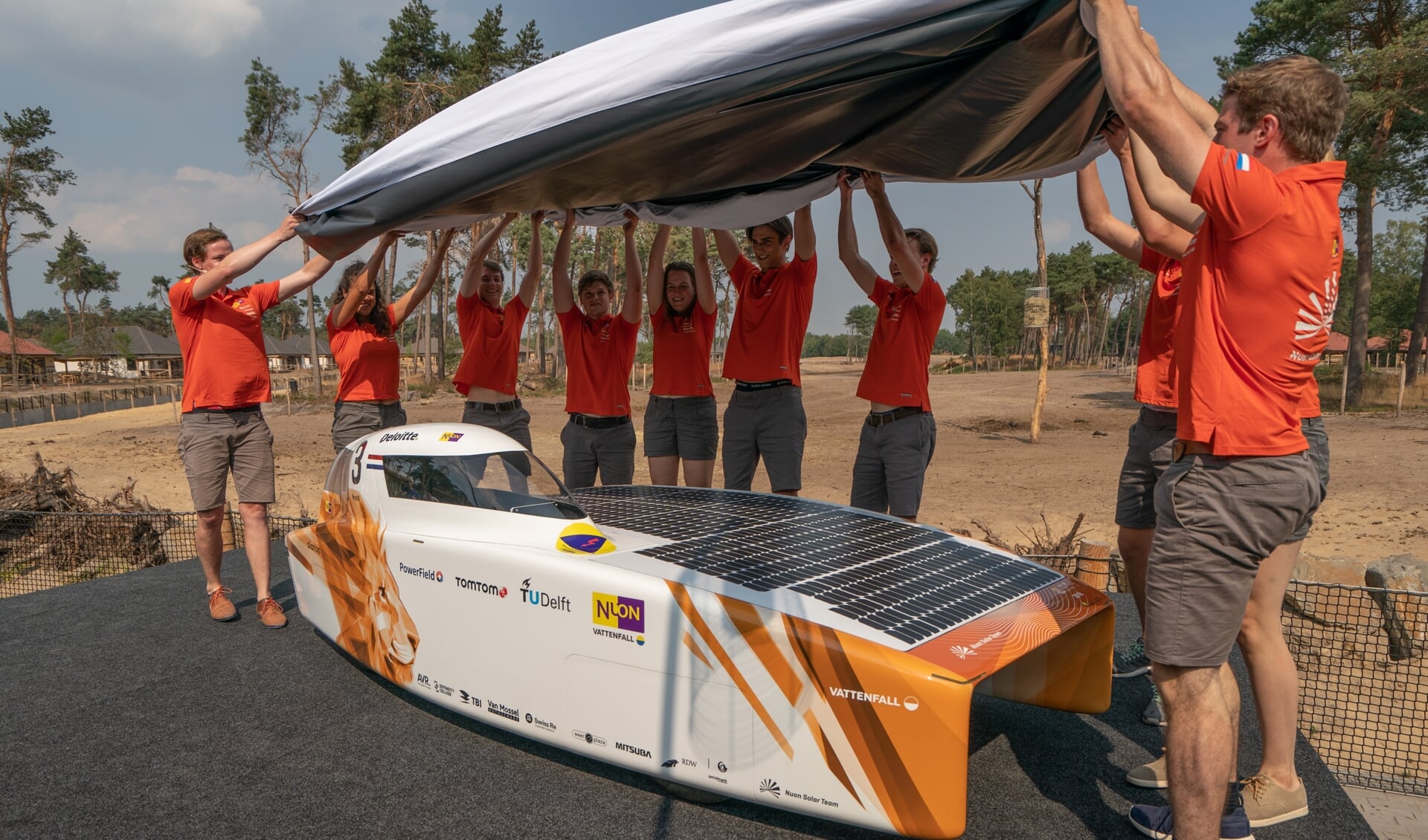 De Nuon 9S onthult haar geheimen. In september doet de auto mee aan de Sasol Solar Challenge. Foto: pr