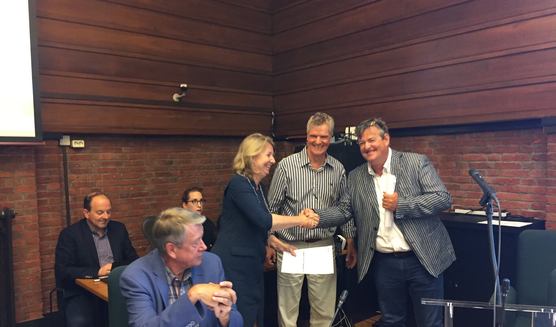 Harry Kroeze en Pieter de Wit overhandigen namens het Actiecomité Leidseweg Noord een petitie aan burgemeester Bouvy-Koene. Foto: VSK