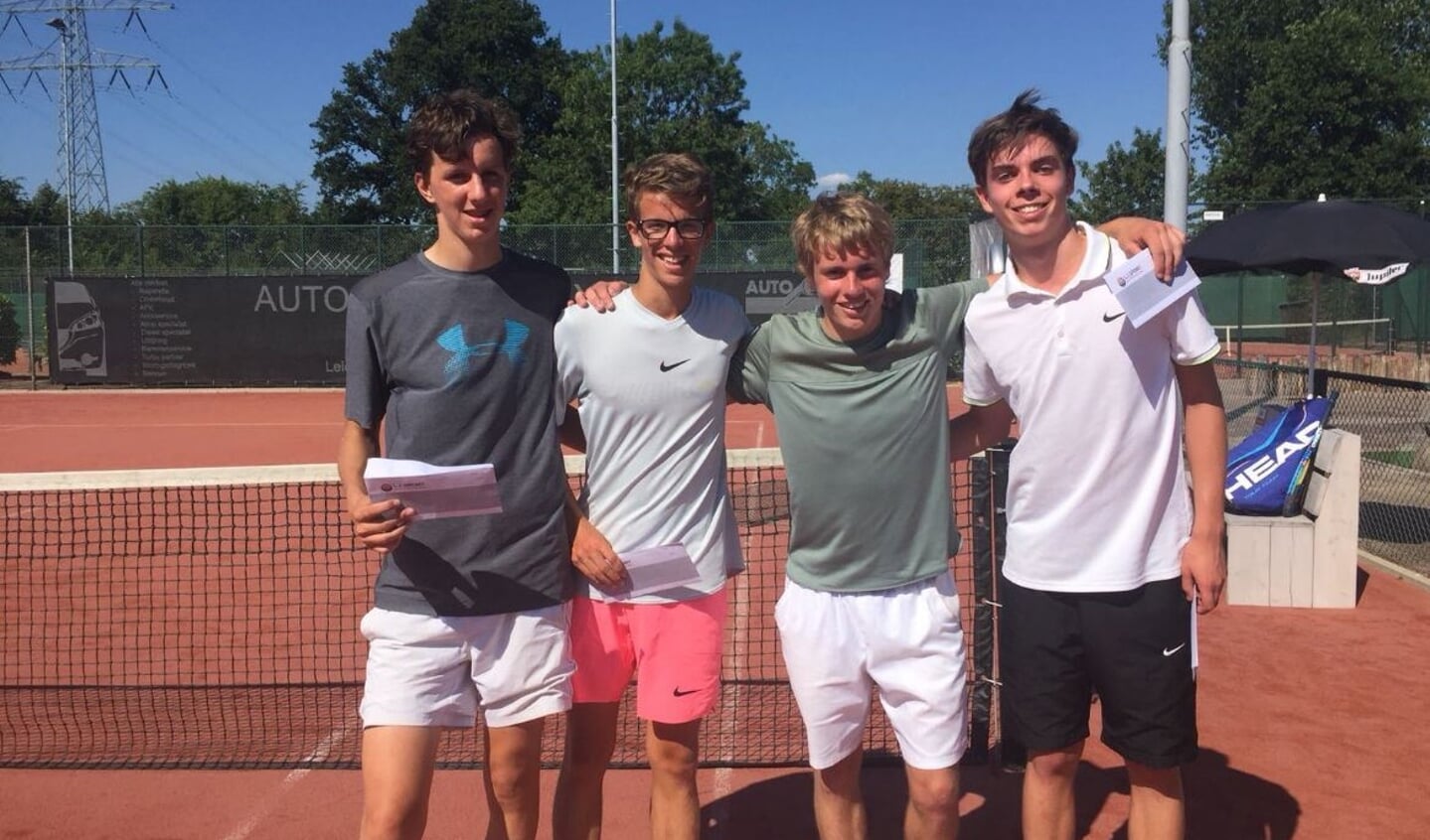 vlnr Ivo Warmerdam, Yaron Serlier, Sander Damen en Tim van Tol finalisten in de heren dubbel 