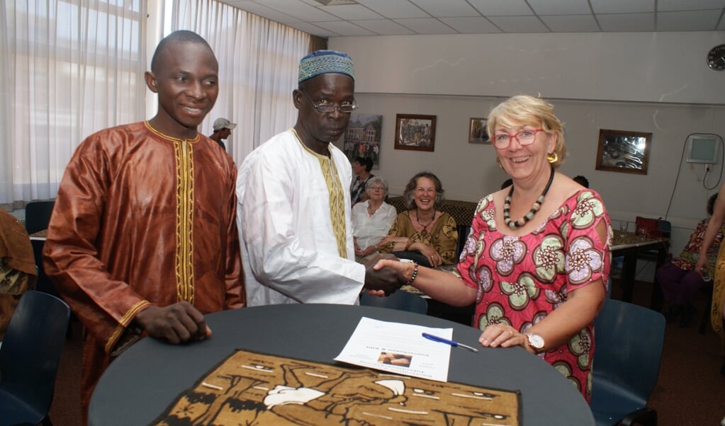Afgelopen april brachten Adama  Sissokko (midden) samen met Hamala Coulibaly nog een bezoek aan Voorschoten. Voorzitter Conny van der Krogt (r) is geschokt. Foto: VSK
