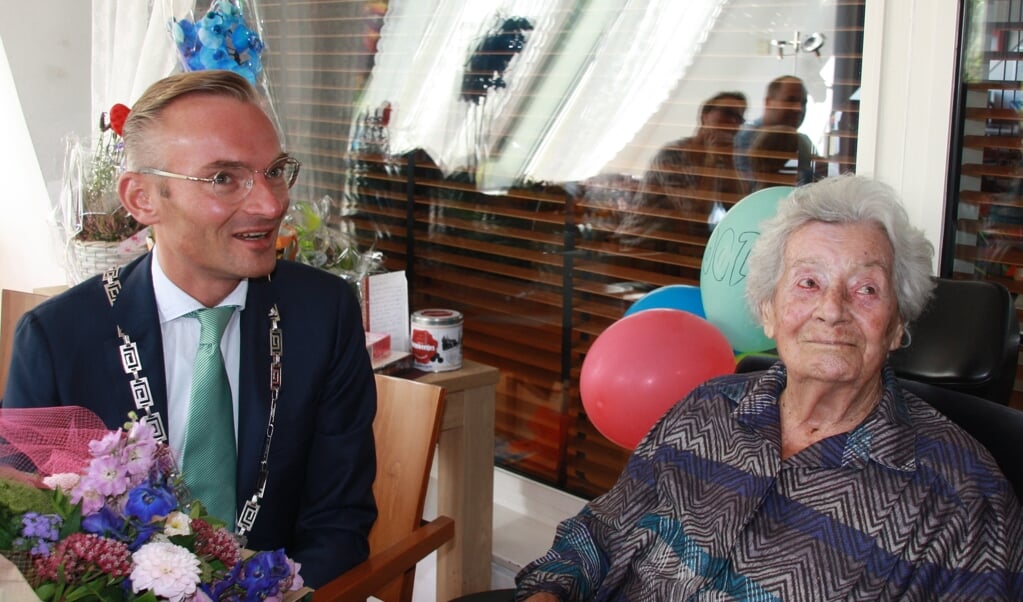 De 100-jarige mevrouw De Koning werd door wethouder Nanning Mol gefeliciteerd. Tekst en foto: Marjolein de Koning-Anker