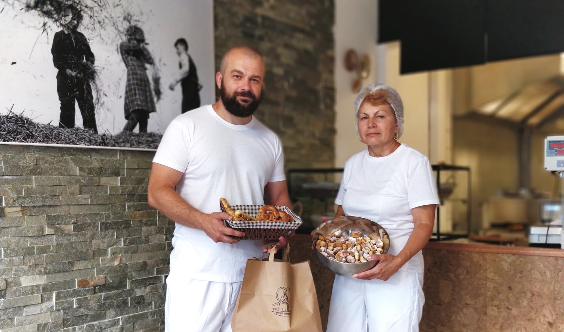 Bogdan Pancu is gestart met zijn bakkerij 'De Pretzel Molen' aan de Schoolstraat 97. Moeder Tasia staat haar zoon de eerste maanden bij. Foto: PR
