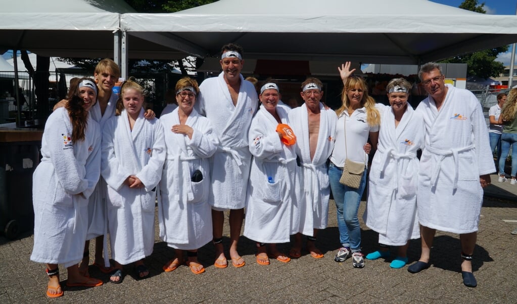 Het Voorschotense zwemteam De Veentjes, haalde € 3700,- voor ALS Stichting. Foto: De Veentjes