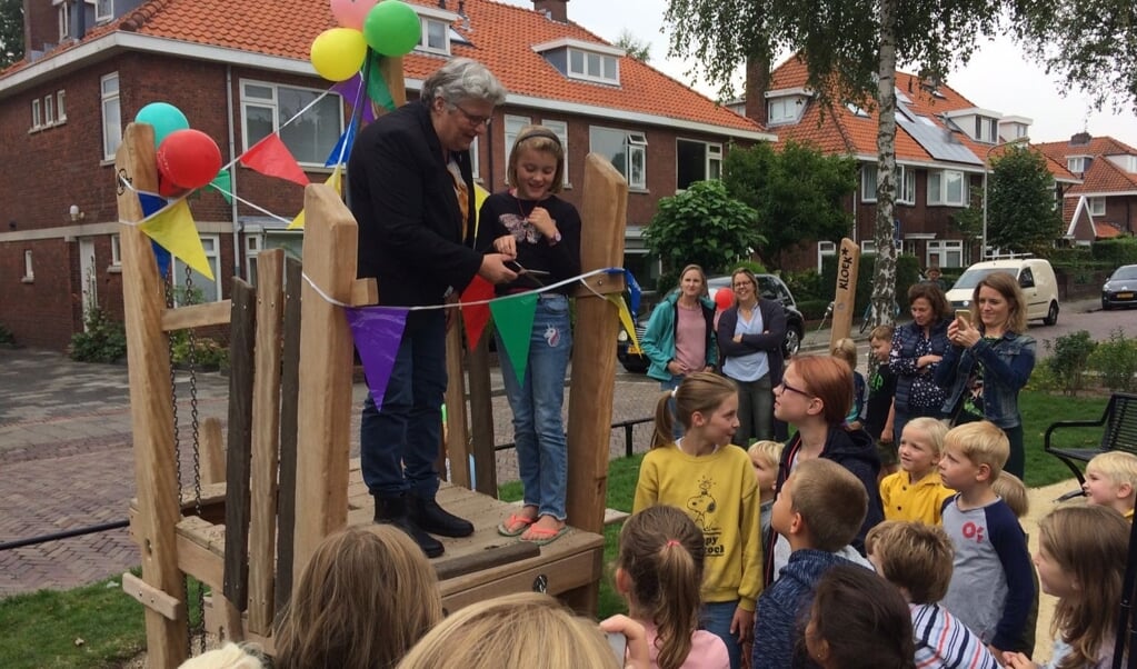 De nieuwe groenzone en speelplek aan de Willem de Zwijgerlaan zijn vanmiddag feestelijk geopend door wethouder Lamers. Foto: gemeente Voorschoten