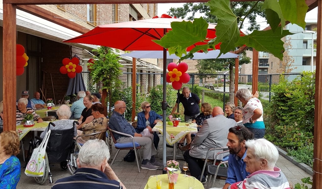 Het nieuwe terras bij Topaz Vlietwijk is feestelijk geopend. Foto: Topaz