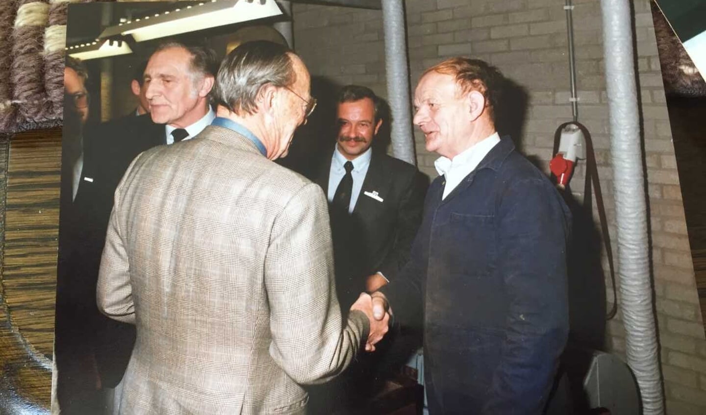 Prins Bernhard schudt de hand met Piet van der Linden tijdens zijn bezoek aan Van Kempen en Begeer. 