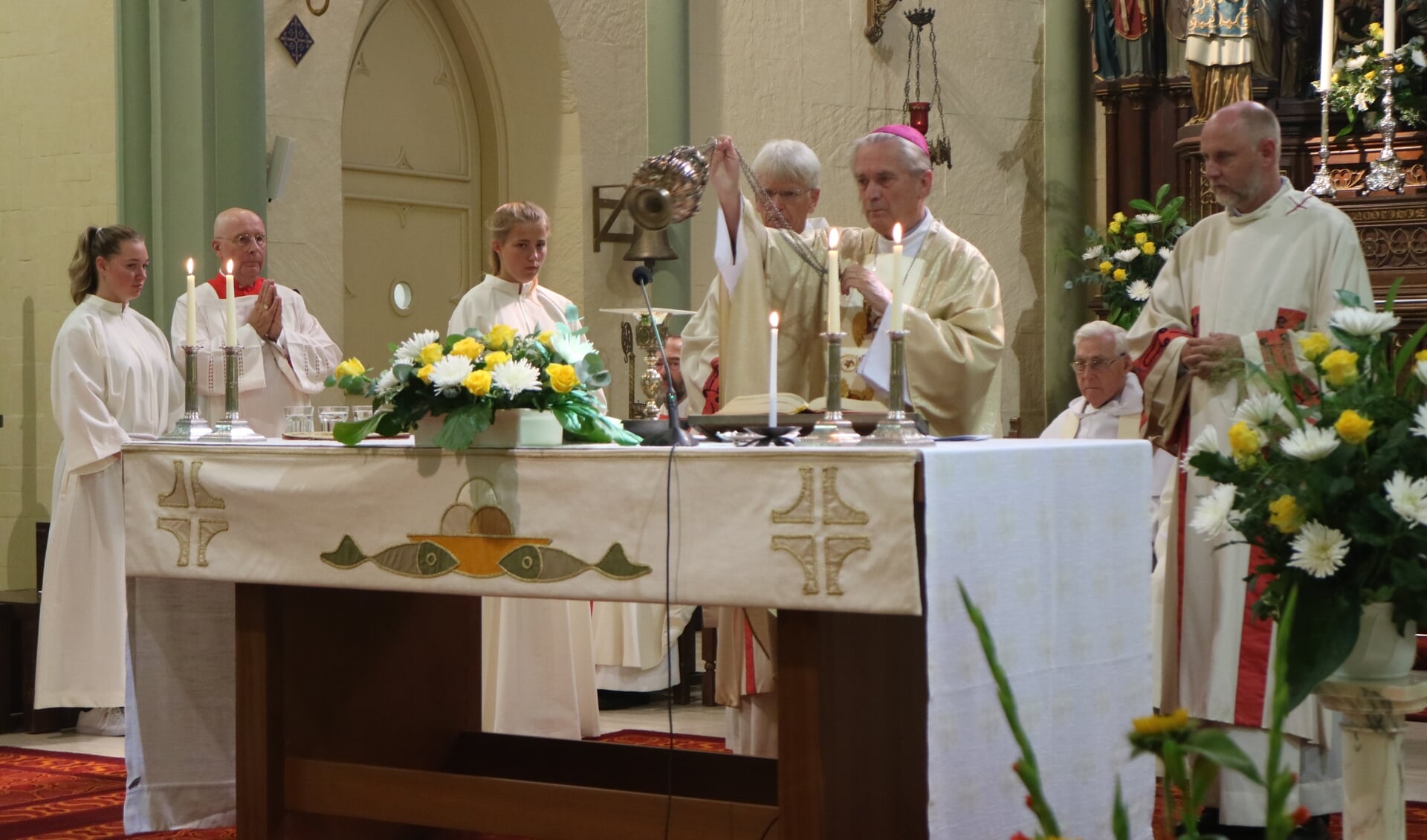 Een pontificale viering met Emeritus Bisschop van Luyn ter gelegenheid van het 150-jarig bestaat van de H. Laurentiuskerk. 