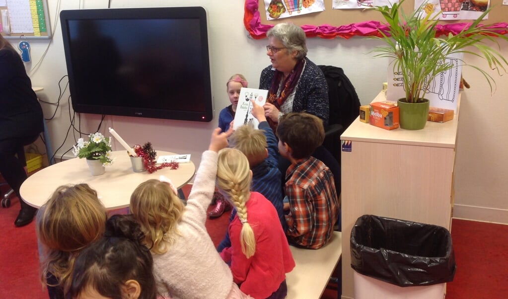 Wethouder Monique Lamers leest de kinderen van de Vos voor uit het prentenboek van het jaar. Foto: De Vos