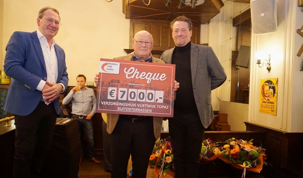 Tjerk Schaafstra, voorzitter van de cliëntenraad van Topaz Vlietwijk nam de cheque in ontvangst. Foto: VSK