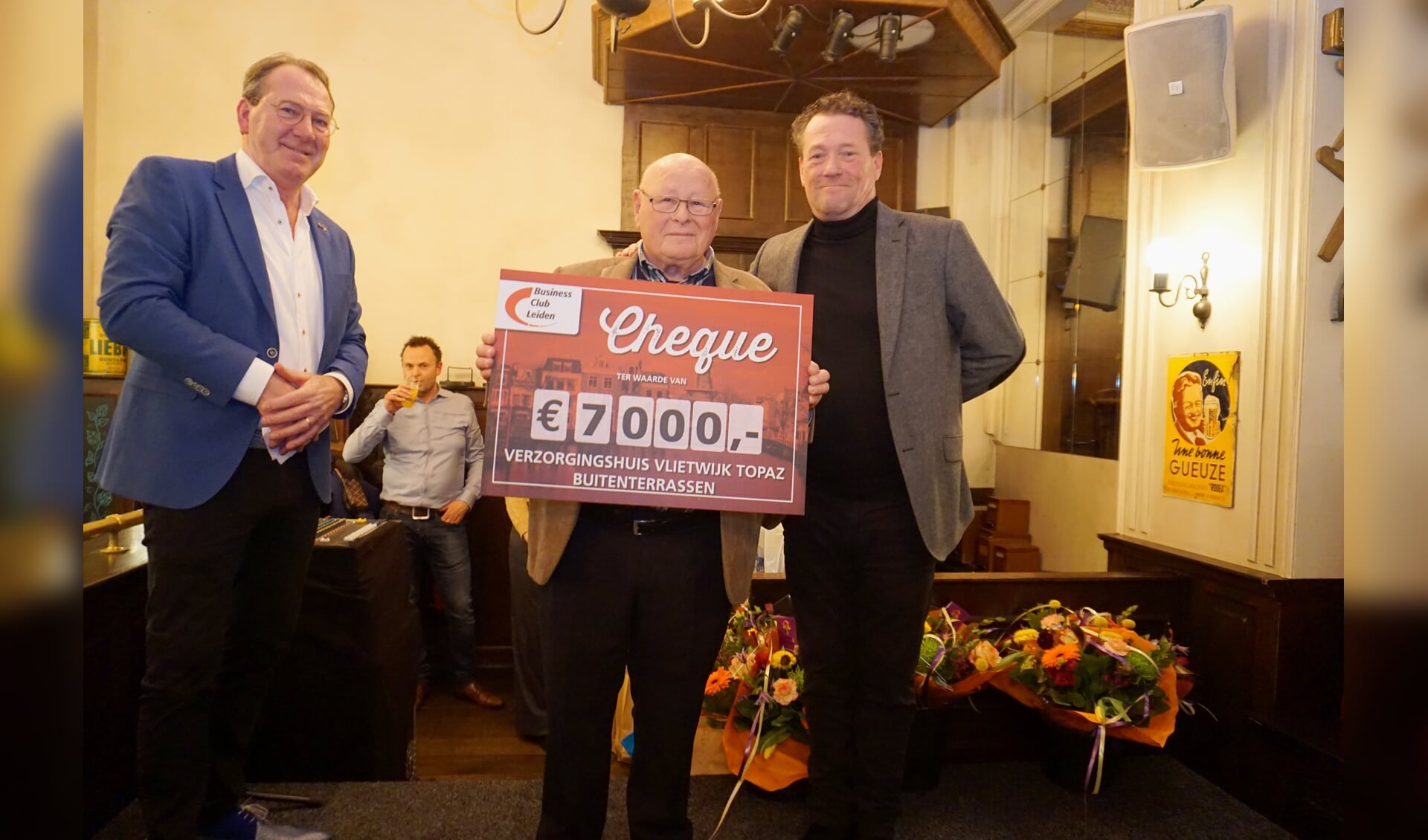 Tjerk Schaafstra, voorzitter van de cliëntenraad van Topaz Vlietwijk nam de cheque in ontvangst. Foto: VSK