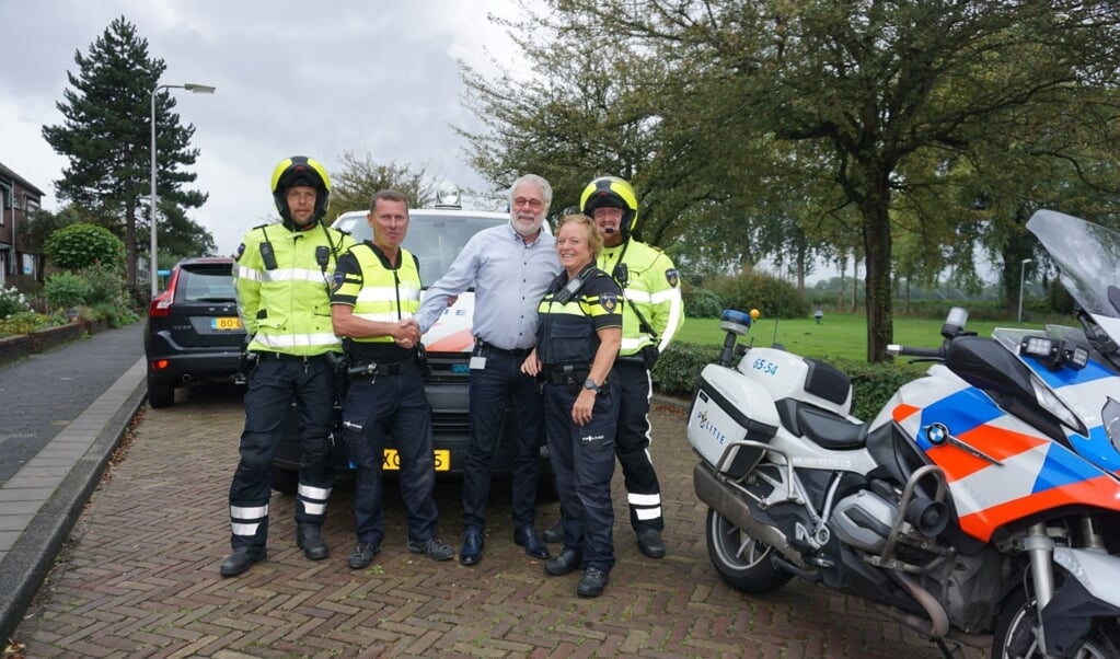 Wijkagent Theo Meppelink werd door zijn collega's opgehaald. Het was zijn laatste werkdag. Foto: VSK