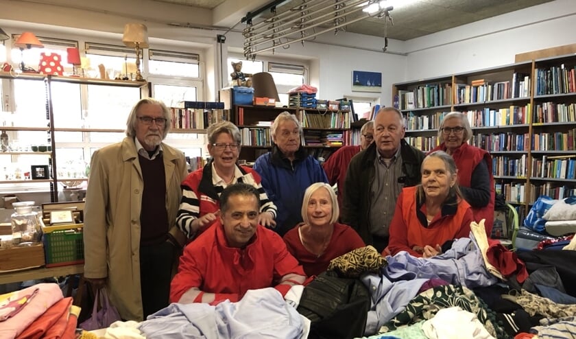 <p>De vrijwilligers van de rommelmarkt van het Rode Kruis, nemen de spullen aan en sorteren ze voor de verkoop.</p>