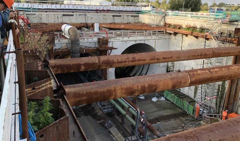 De bouwput met tunnelingang