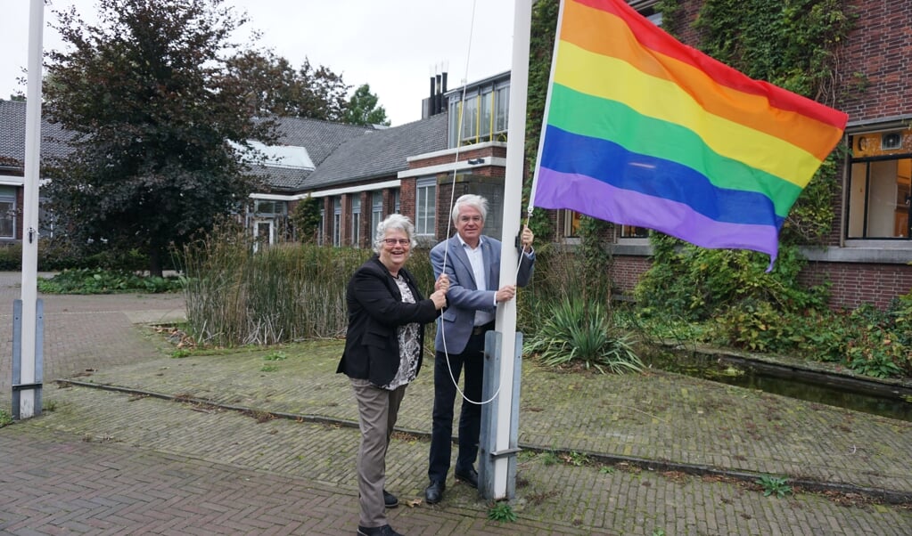 Wethouders Lamers en Cramwinckel hesen vanmorgen de regenboogvlag bij het gemeentehuis. Foto: VSK