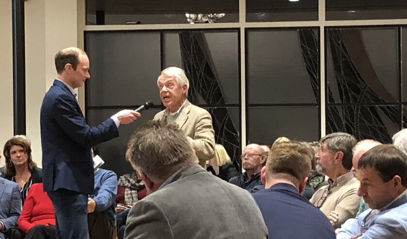 Pittige discussies tijdens de Dorpsdialoog over de voorgenomen verkoop van het Ambachts- en Baljuwhuis. Foto: VSK