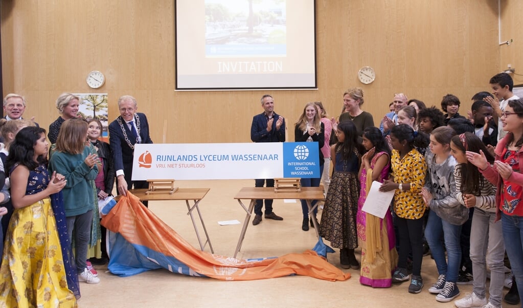 Afgelopen vrijdag werd de Internationale School Wassenaar bij het Rijnlands Lyceum geopend door burgemeester Leendert de Lange van Wassenaar. Foto: Richtje Nijhoff 