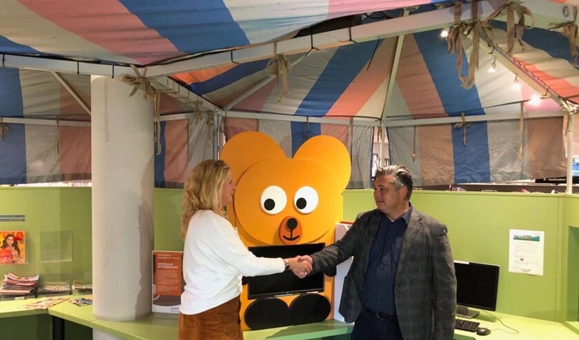 Afgelopen maandag 30 september kwam Wilbur het bereslim meubel aanbieden aan directeur Mariska Koning van de bibliotheek. Foto: pr