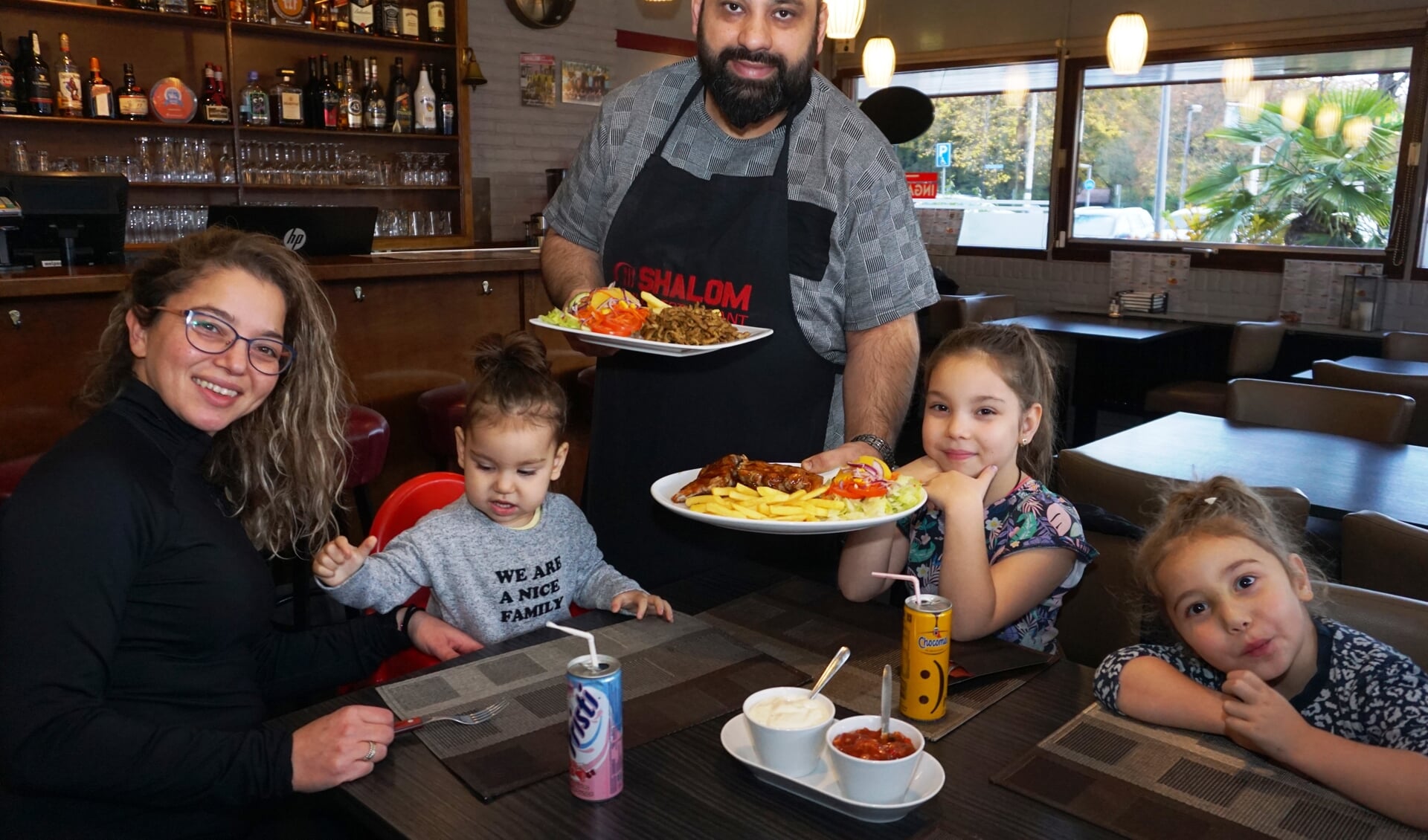 'Shalom is ook heel geschikt als familierestaurant', zegt Seyhan Arikan terwijl hij op zijn vrouw en kinderen wijst. Foto: VSK