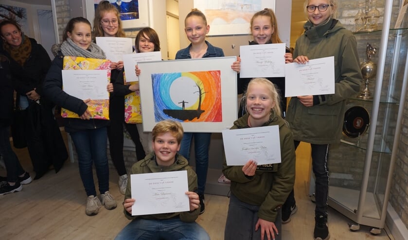 De winnaars van de Peaceposterwedstrijd met in het midden Sofie en haar winnende poster. Foto: Voorschotense Krant