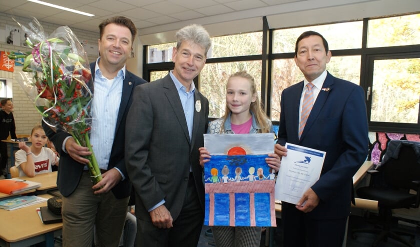 Vlnr Erwin Lunshof, Bas Kreijer en Districtsgouverneur Frank Marcus kwamen Dagmar feliciteren. Foto: VSK