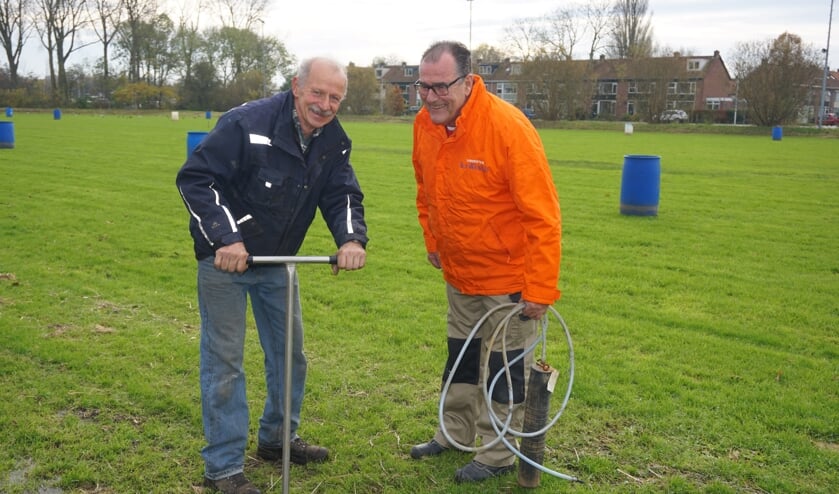 IJmeester Adri Hendriks heeft de kraan op de ijsbaan open gedraaid. Voorzitter Rob Hemmes plaatste de stop. Foto: VSK
