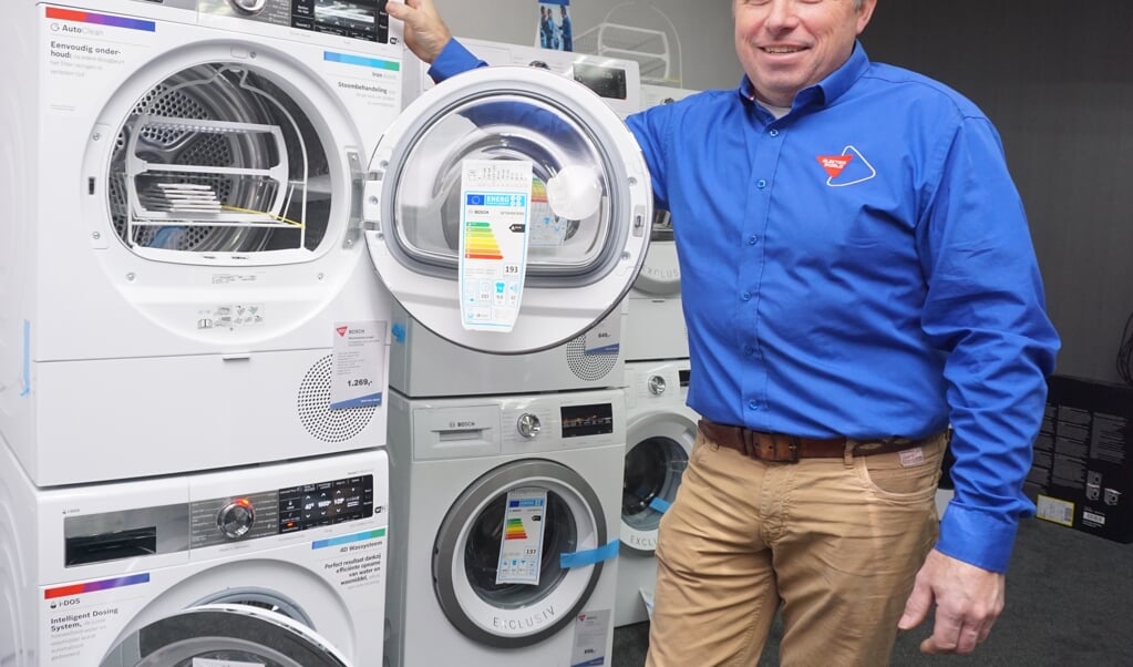 Gerard de Ru is razend enthousiast over de nieuwe en slimme wasmachine en droger van Bosch. Vraag er naar in de winkel. Foto: VSK