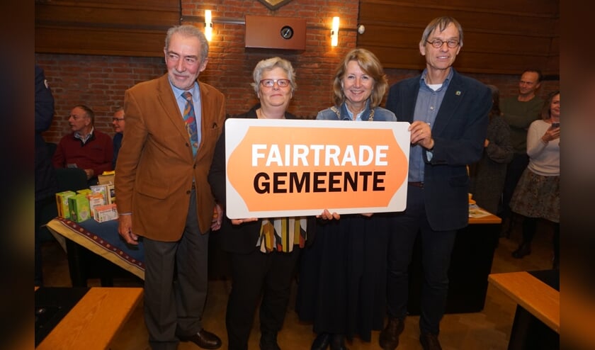 Vlnr Fer von der Assem, wethouder Monique Lamers, burgemeester Bouvy-Koene en Jos Harmsen van Max Havelaar. Foto: VSK voor gemeente Voorschoten