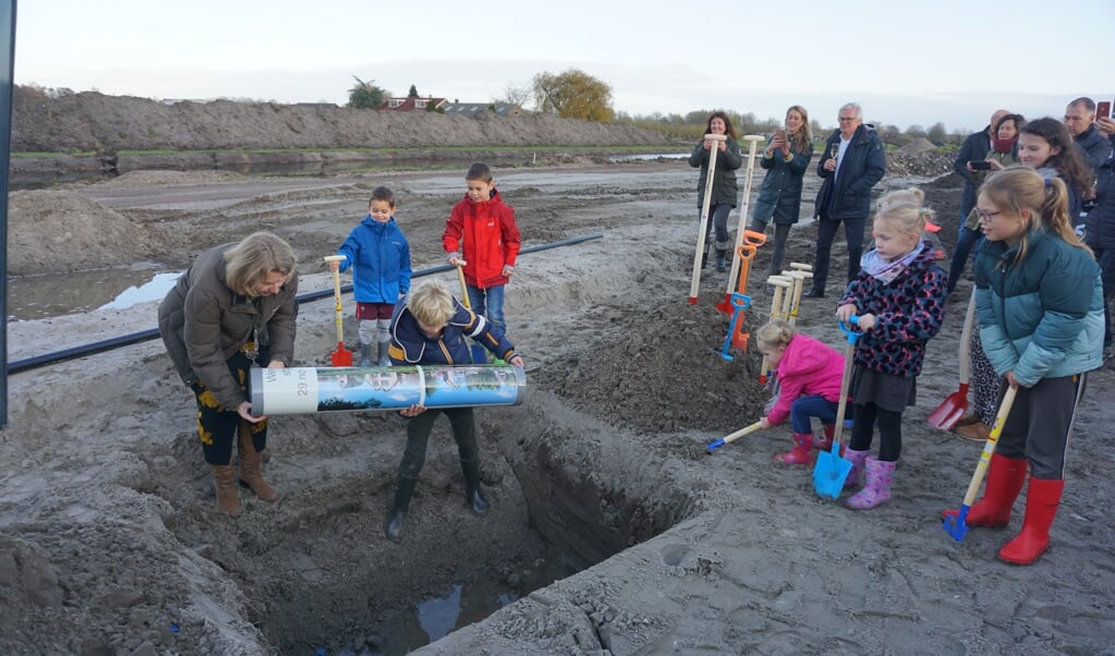 De tijdcapsule met de wensen van de toekomstige bewoners van Roosenhorst werd begraven. Het was de officiële opening van het project. Foto's: VSK