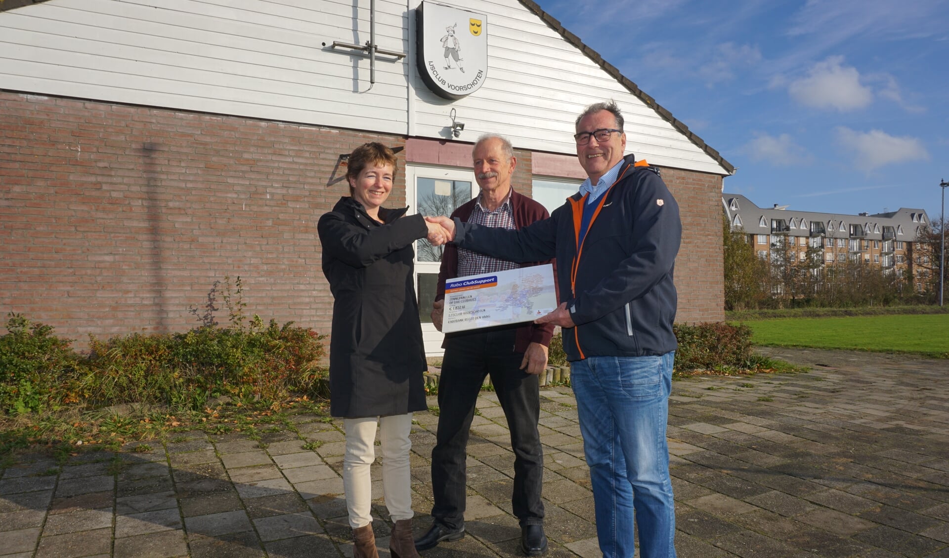 Esther Remmerswaal mocht een mooie cheque van de Rabobank overhandigen aan Adri Hendriks en Rob Hemmes van de IJsclub. Foto: VSK