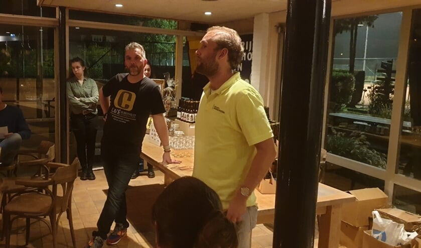 De bierbrouwers van Voorschoten met links Antonio Cavé van brouwerij Cavé Voorschoten, tevens tennislid bij TV Forescate en rechts Sander Rooijakkers van brouwerij Voorschoten. Foto: TV Forescate