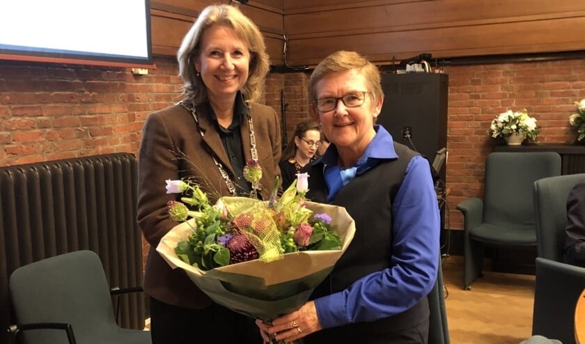 Bloemen voor bode Corrie. Ze gaat met pensioen en zal node gemist worden op het gemeentehuis. Foto: VSK