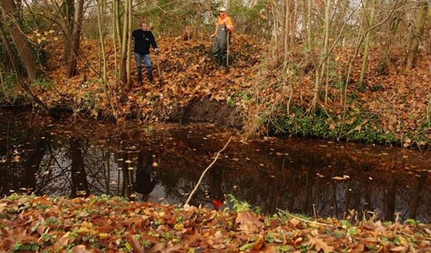 medewerkers van Werkorganisatie Duivenvoorde, de ambtelijke organisatie van de gemeente, leggen de ijsvogelwanden aan. Foto: Gemeente Voorschoten