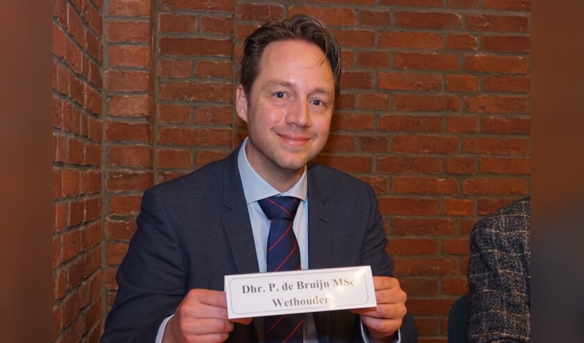 Wethouder Paul de Bruijn is donderdagavond beëdigd en heeft zijn plaats aan de collegetafel ingenomen. Foto: VSK