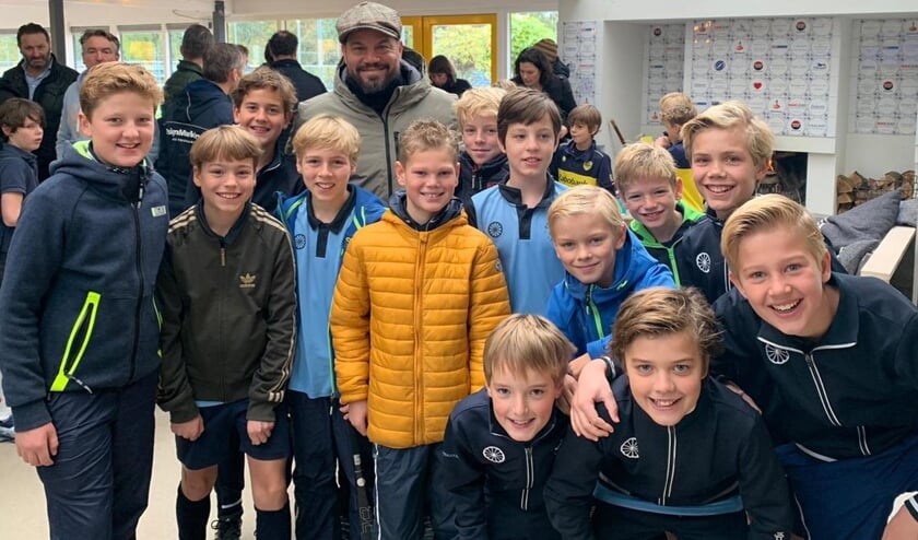 Jongens D1 op de foto met bondscoach Max Caldas. Foto: M. de Graaf